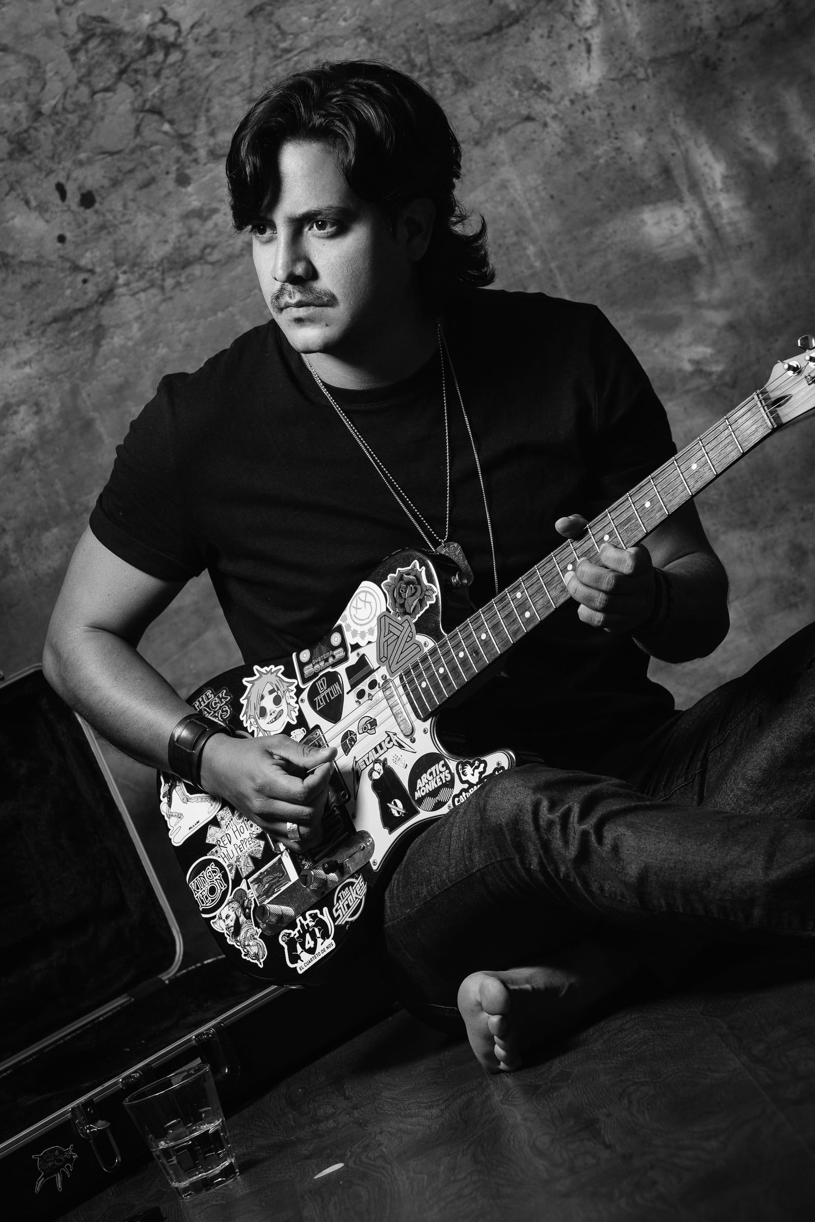 César Orozco, quien está detrás de Este No era el Plan, con su guitarra