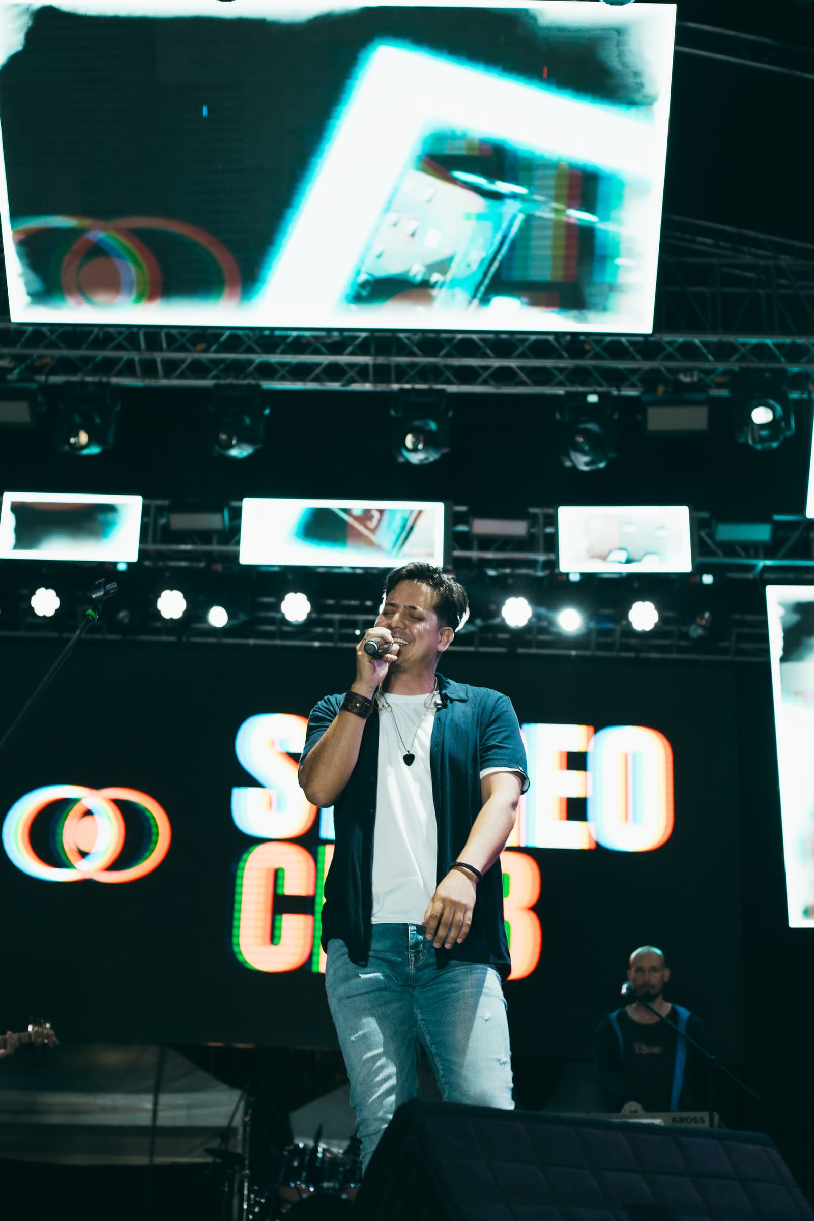 César Orozco cantando en tarima